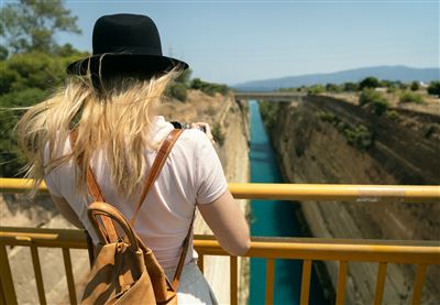 Touristin vor dem Kanal von Korith